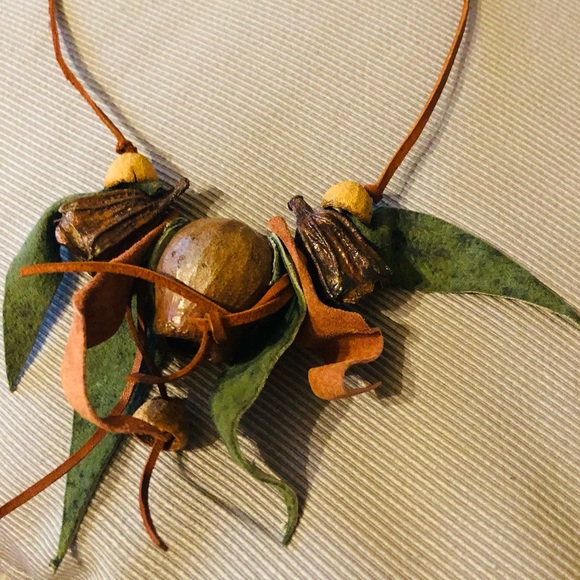 Felt leaves leather wooden Necklace - Picture 4 of 8